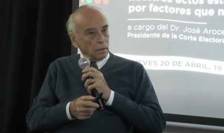 Algoritmos, sujetos, libertad y humanismo: José Arocena dejó valiosas reflexiones en la clase inaugural de UCLAEH
